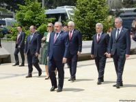 Türkiyə parlamentinin sədri Fəxri xiyabanı və Şəhidlər xiyabanını ziyarət edib (FOTO)