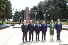 Türkiyə parlamentinin sədri Fəxri xiyabanı və Şəhidlər xiyabanını ziyarət edib (FOTO)