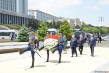 Türkiyə parlamentinin sədri Fəxri xiyabanı və Şəhidlər xiyabanını ziyarət edib (FOTO)