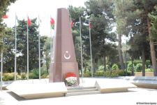 Türkiyə parlamentinin sədri Fəxri xiyabanı və Şəhidlər xiyabanını ziyarət edib (FOTO)