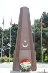 Türkiyə parlamentinin sədri Fəxri xiyabanı və Şəhidlər xiyabanını ziyarət edib (FOTO)