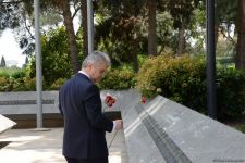 Türkiyə parlamentinin sədri Fəxri xiyabanı və Şəhidlər xiyabanını ziyarət edib (FOTO)