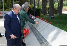 Türkiyə parlamentinin sədri Fəxri xiyabanı və Şəhidlər xiyabanını ziyarət edib (FOTO)