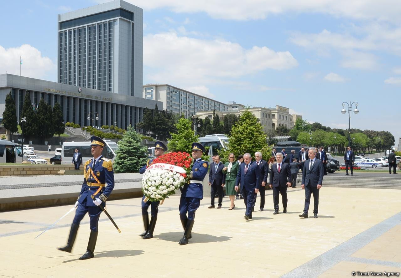 Türkiyə parlamentinin sədri Fəxri xiyabanı və Şəhidlər xiyabanını ziyarət edib (FOTO)
