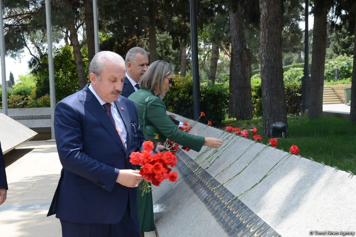 Türkiyə parlamentinin sədri Fəxri xiyabanı və Şəhidlər xiyabanını ziyarət edib (FOTO)