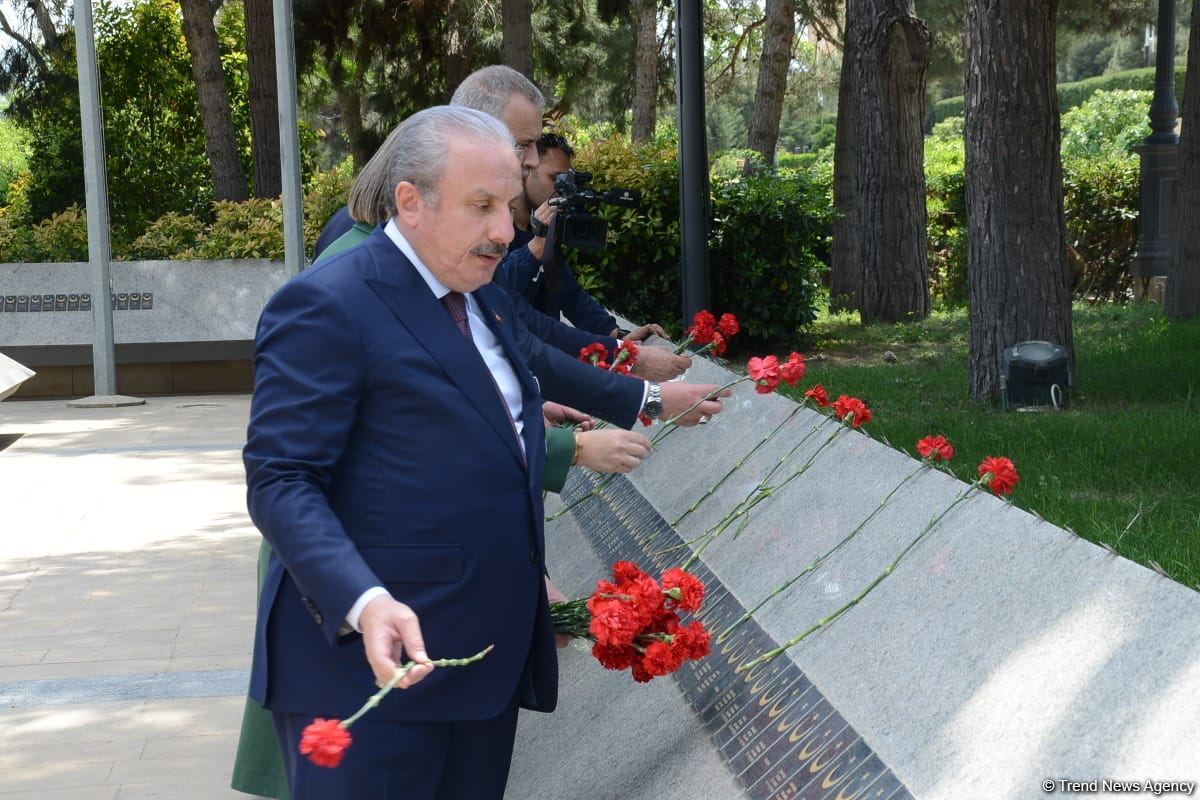 Türkiyə parlamentinin sədri Fəxri xiyabanı və Şəhidlər xiyabanını ziyarət edib (FOTO)
