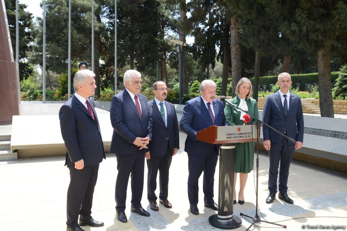 Türkiyə parlamentinin sədri Fəxri xiyabanı və Şəhidlər xiyabanını ziyarət edib (FOTO)