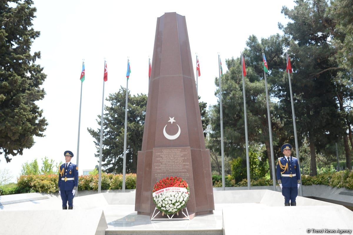 Türkiyə parlamentinin sədri Fəxri xiyabanı və Şəhidlər xiyabanını ziyarət edib (FOTO)