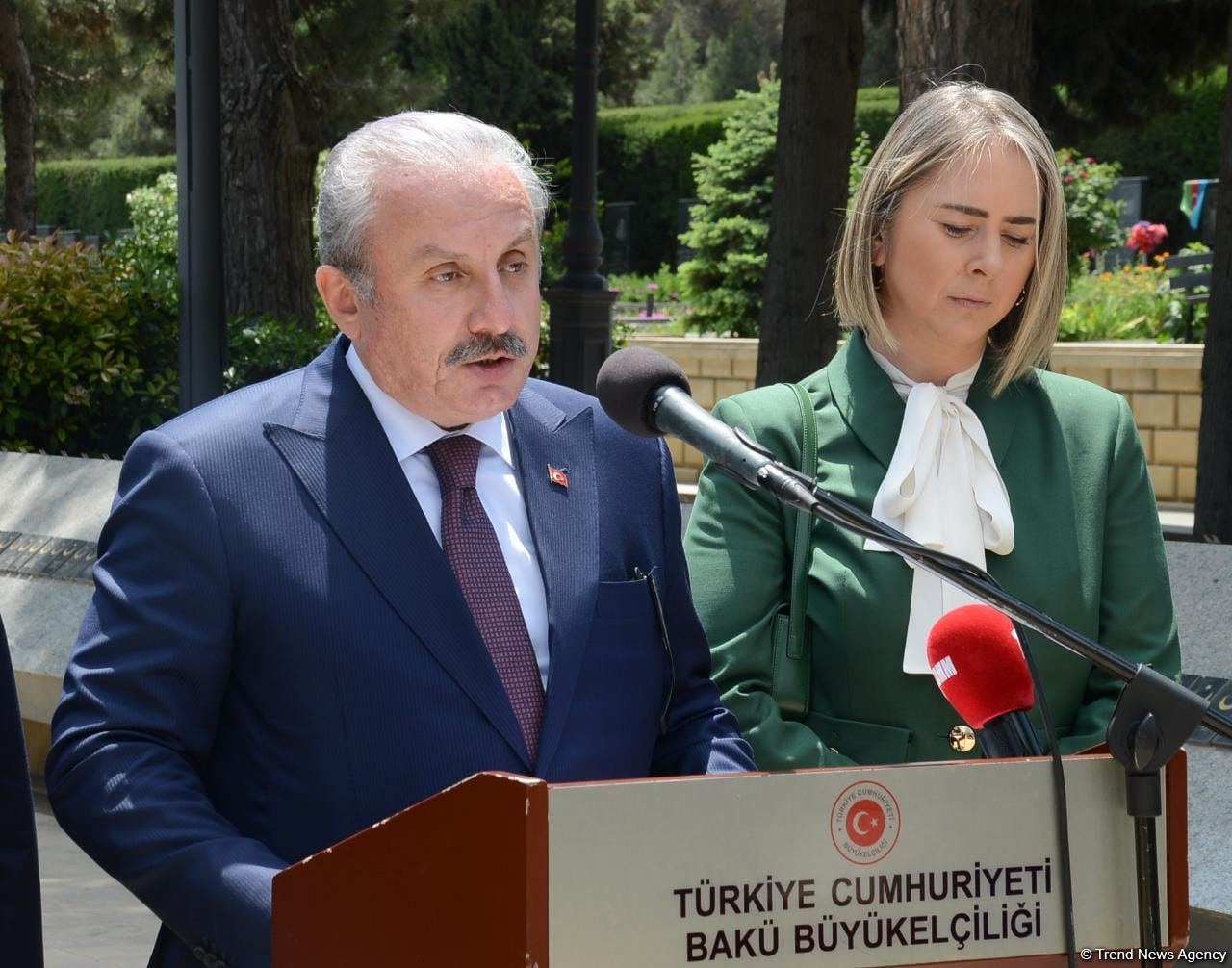 Türkiyə parlamentinin sədri Fəxri xiyabanı və Şəhidlər xiyabanını ziyarət edib (FOTO)