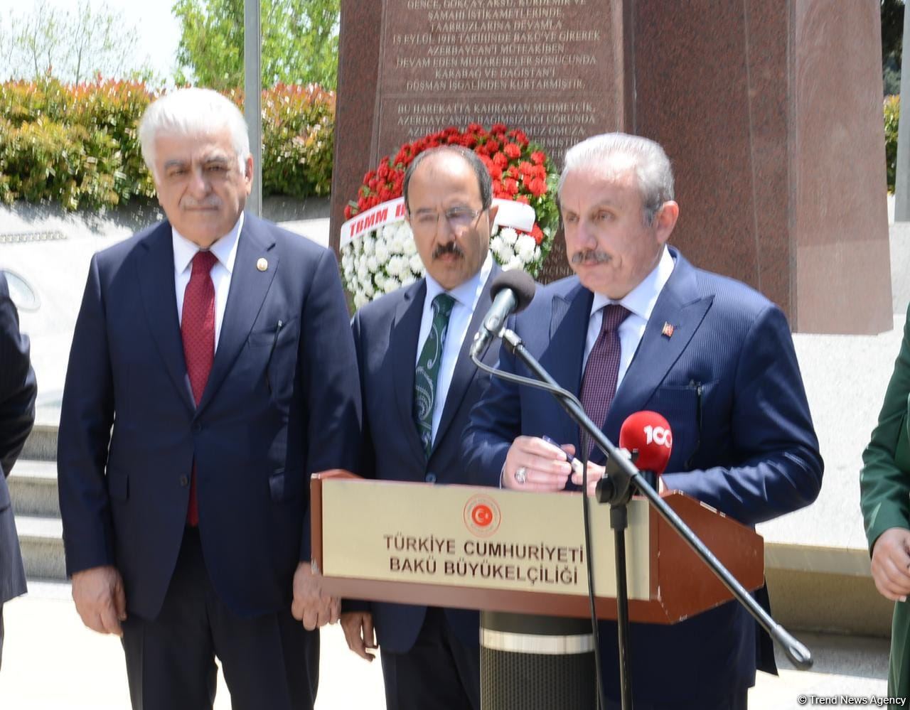 Türkiyə parlamentinin sədri Fəxri xiyabanı və Şəhidlər xiyabanını ziyarət edib (FOTO)