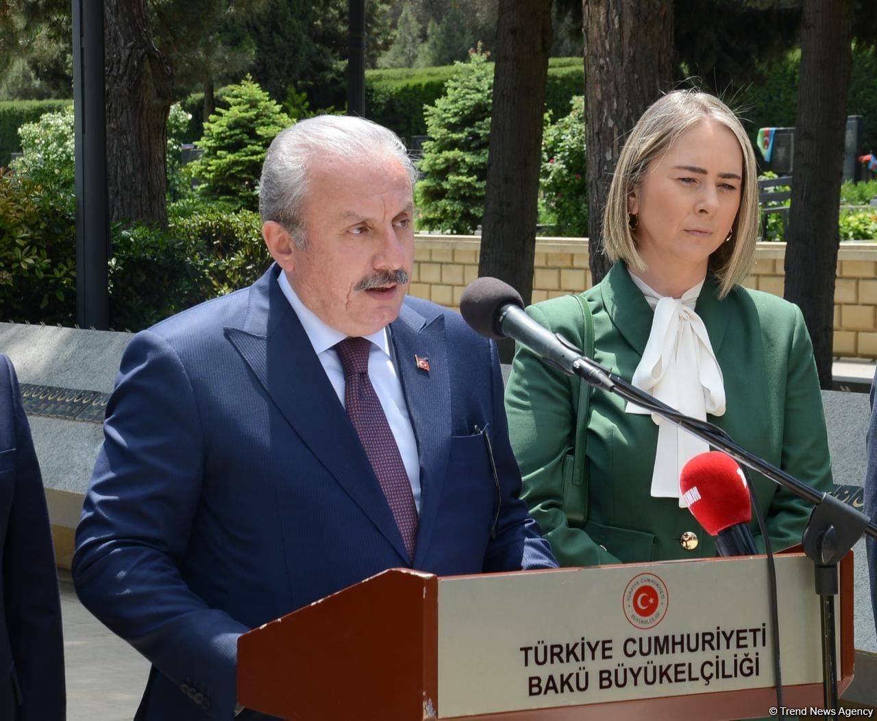 Türkiyə parlamentinin sədri Fəxri xiyabanı və Şəhidlər xiyabanını ziyarət edib (FOTO)