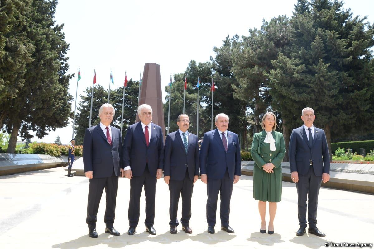 Türkiyə parlamentinin sədri Fəxri xiyabanı və Şəhidlər xiyabanını ziyarət edib (FOTO)