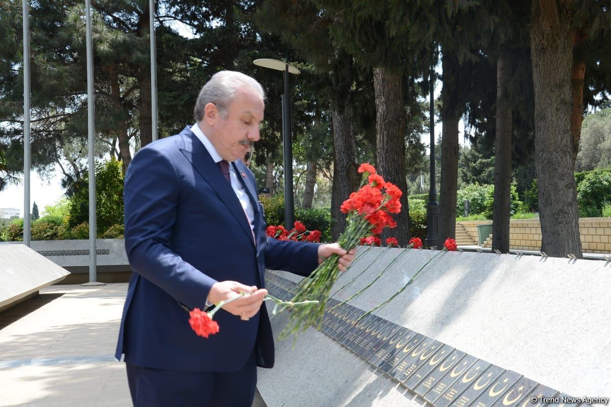 Türkiyə parlamentinin sədri Fəxri xiyabanı və Şəhidlər xiyabanını ziyarət edib (FOTO)