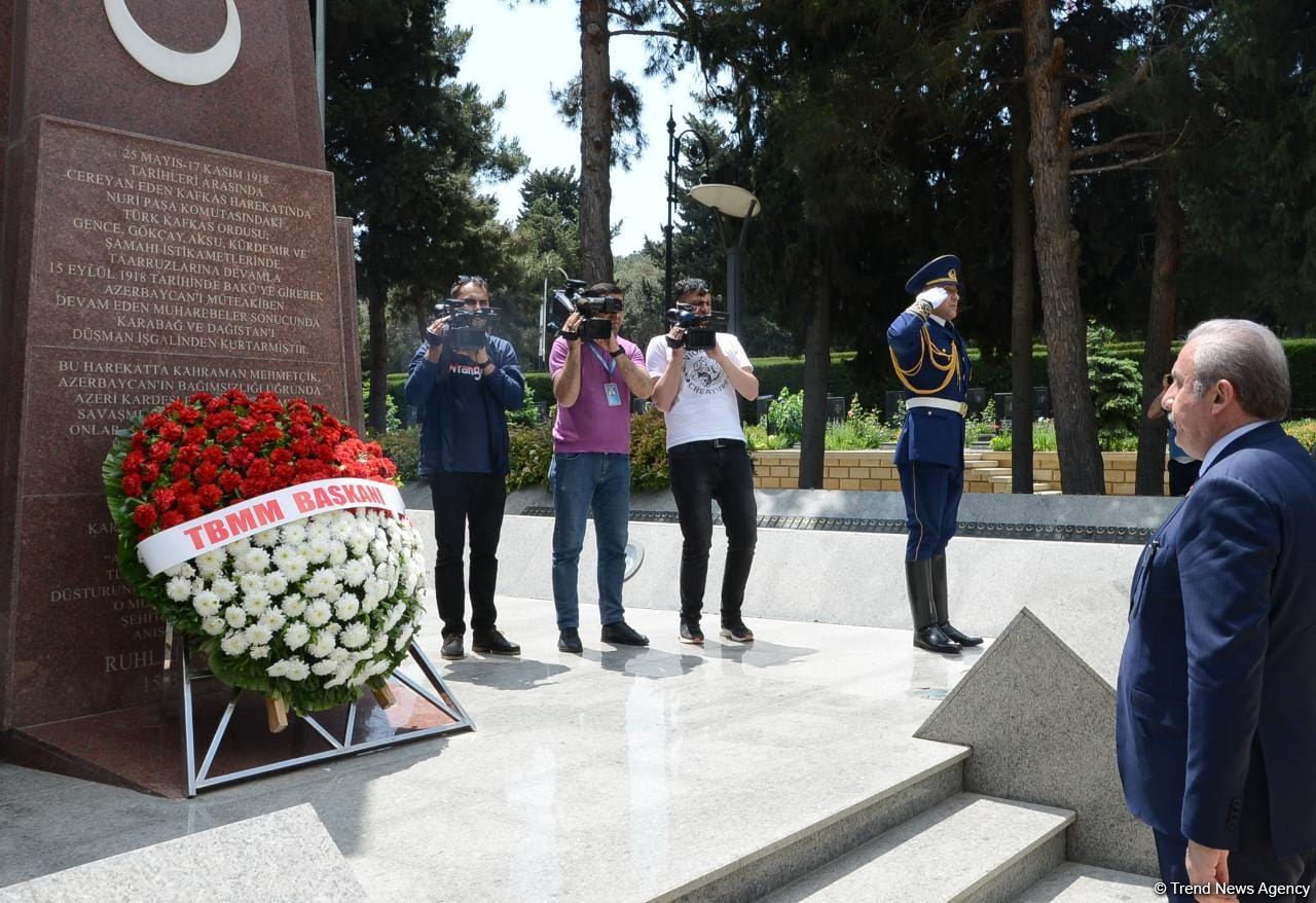 Türkiyə parlamentinin sədri Fəxri xiyabanı və Şəhidlər xiyabanını ziyarət edib (FOTO)