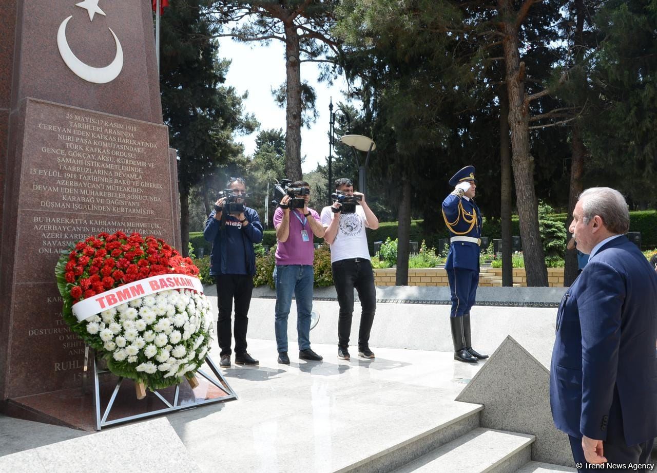 Türkiyə parlamentinin sədri Fəxri xiyabanı və Şəhidlər xiyabanını ziyarət edib (FOTO)