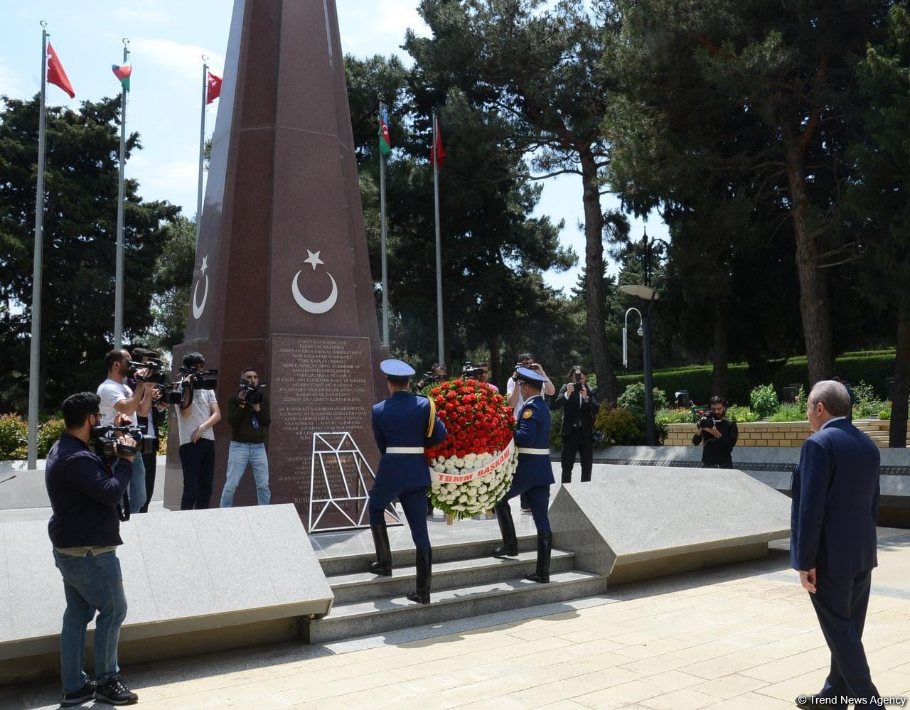 Türkiyə parlamentinin sədri Fəxri xiyabanı və Şəhidlər xiyabanını ziyarət edib (FOTO)