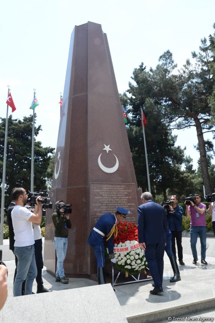 Türkiyə parlamentinin sədri Fəxri xiyabanı və Şəhidlər xiyabanını ziyarət edib (FOTO)