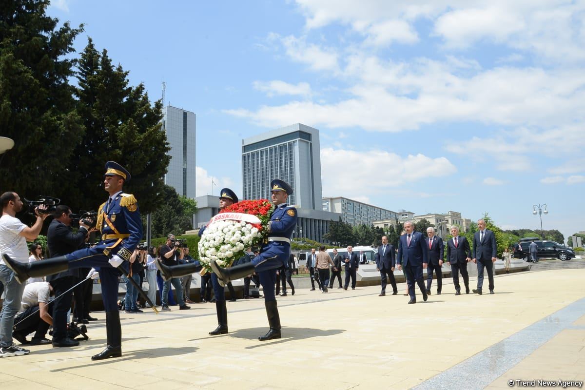 Türkiyə parlamentinin sədri Fəxri xiyabanı və Şəhidlər xiyabanını ziyarət edib (FOTO)