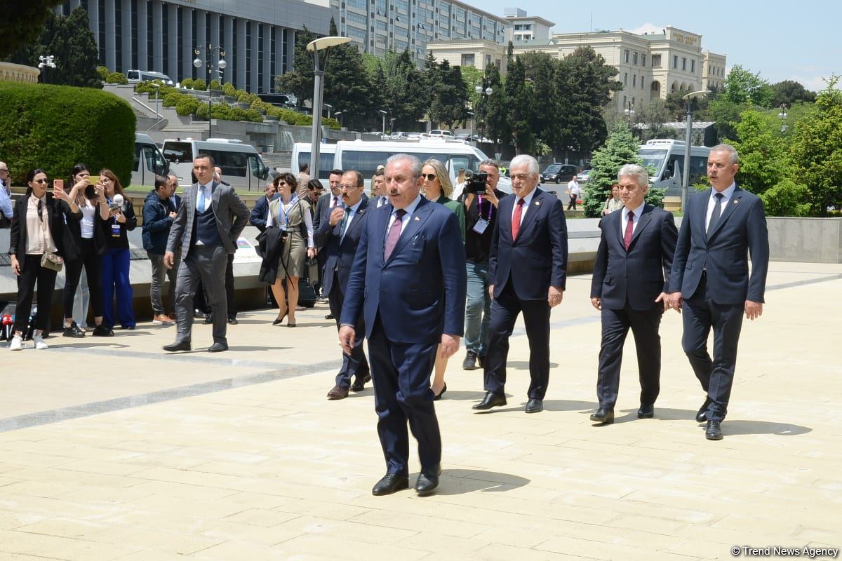 Türkiyə parlamentinin sədri Fəxri xiyabanı və Şəhidlər xiyabanını ziyarət edib (FOTO)
