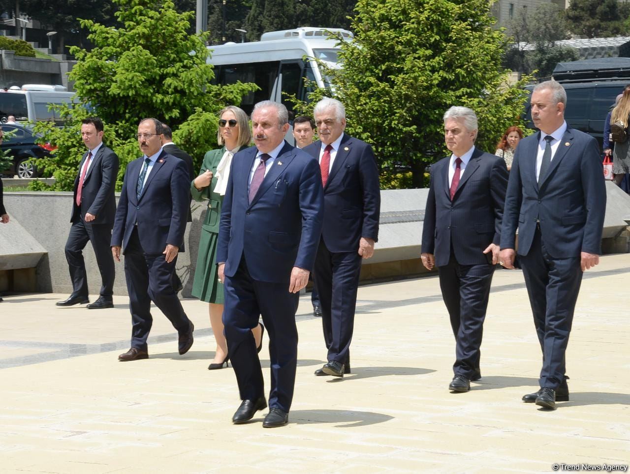 Türkiyə parlamentinin sədri Fəxri xiyabanı və Şəhidlər xiyabanını ziyarət edib (FOTO)