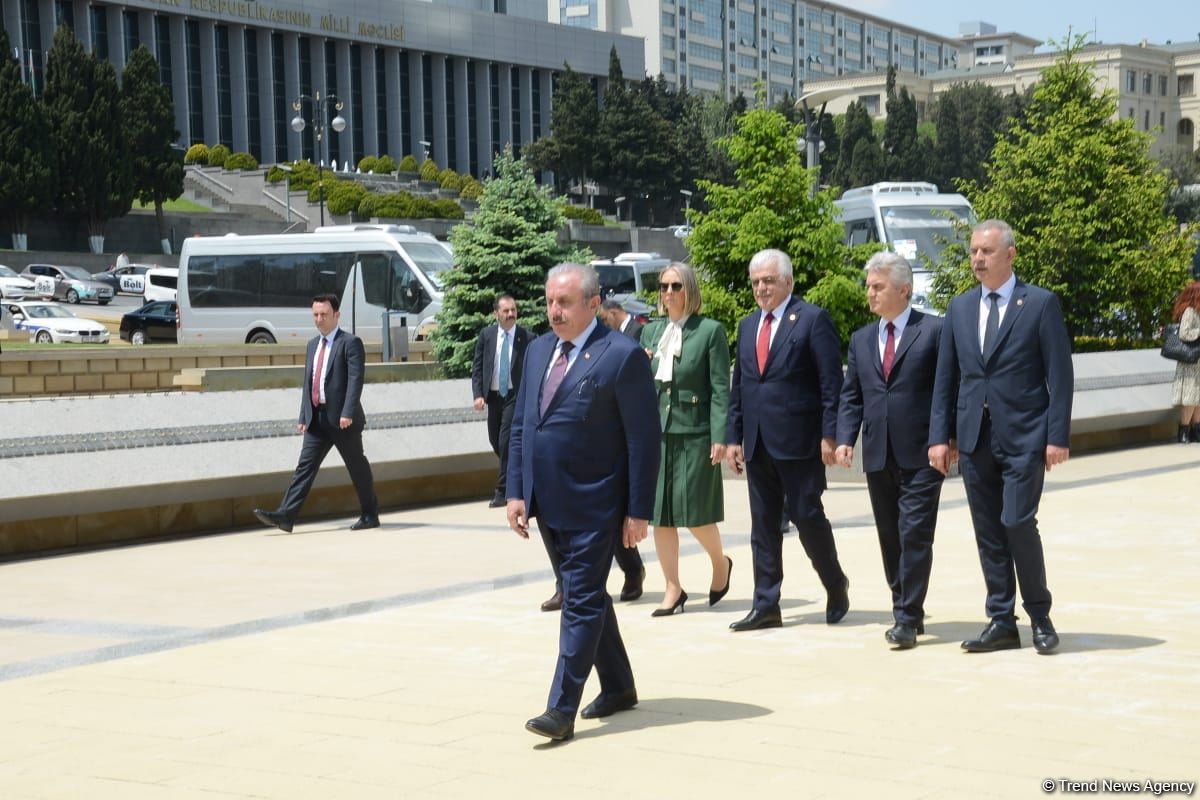 Türkiyə parlamentinin sədri Fəxri xiyabanı və Şəhidlər xiyabanını ziyarət edib (FOTO)