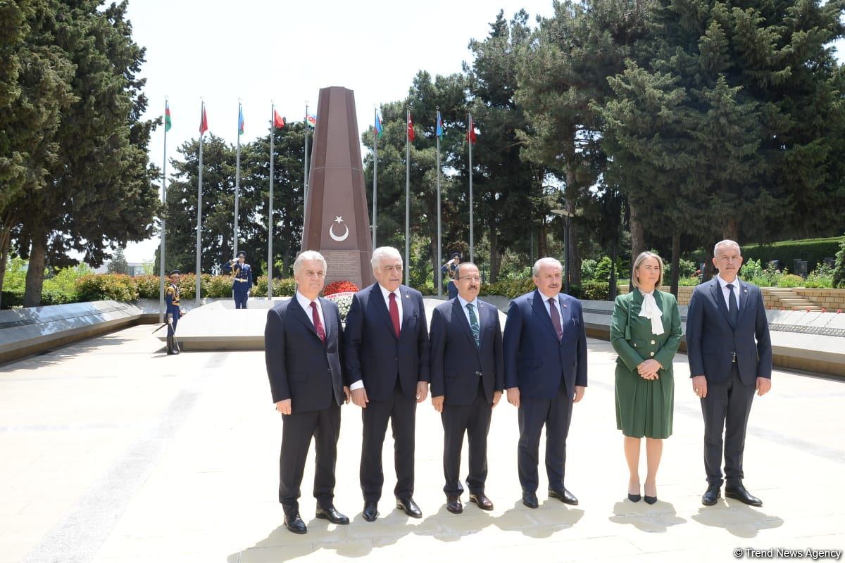 Türkiyə parlamentinin sədri Fəxri xiyabanı və Şəhidlər xiyabanını ziyarət edib (FOTO)