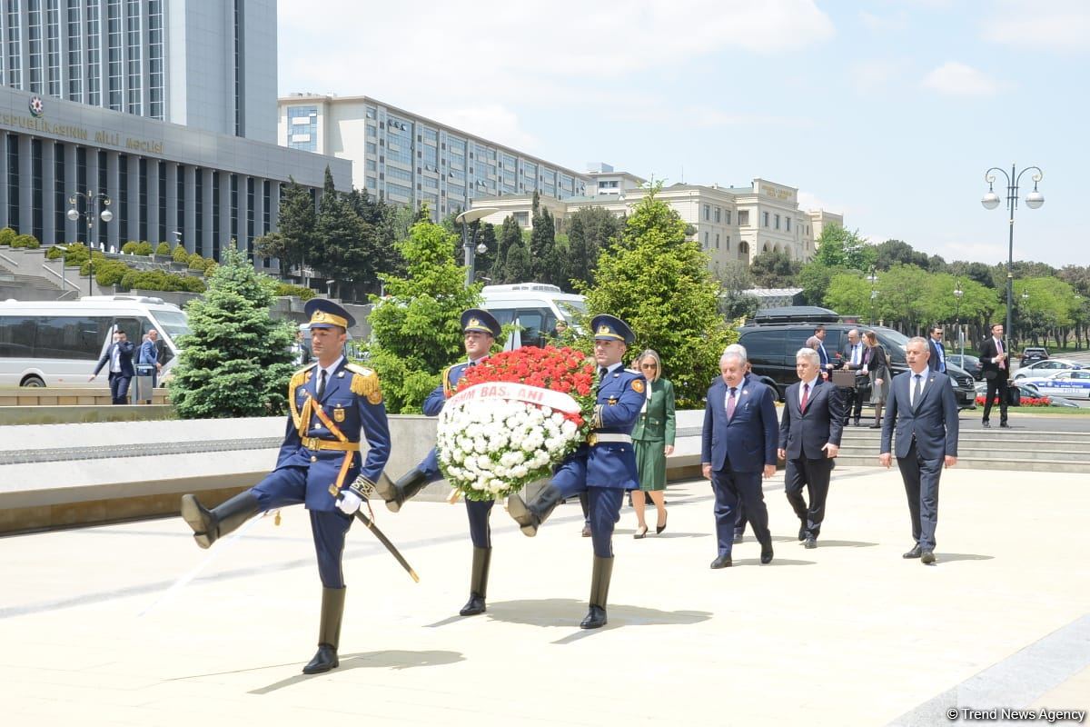 Türkiyə parlamentinin sədri Fəxri xiyabanı və Şəhidlər xiyabanını ziyarət edib (FOTO)