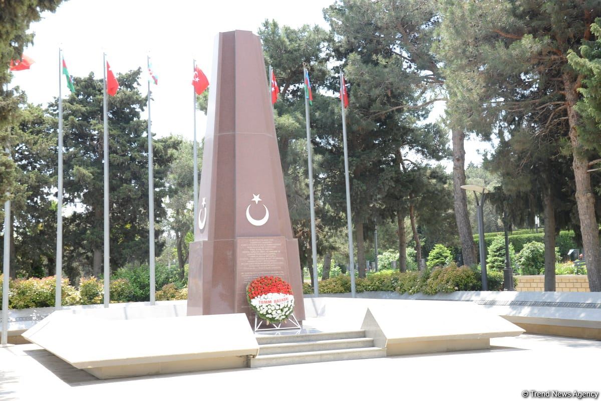 Türkiyə parlamentinin sədri Fəxri xiyabanı və Şəhidlər xiyabanını ziyarət edib (FOTO)