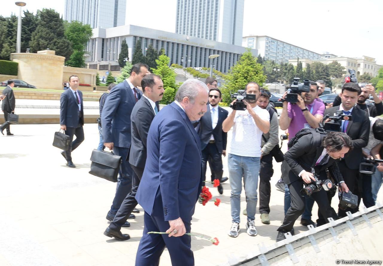 Türkiyə parlamentinin sədri Fəxri xiyabanı və Şəhidlər xiyabanını ziyarət edib (FOTO)