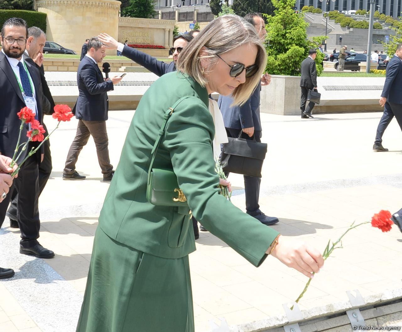 Türkiyə parlamentinin sədri Fəxri xiyabanı və Şəhidlər xiyabanını ziyarət edib (FOTO)