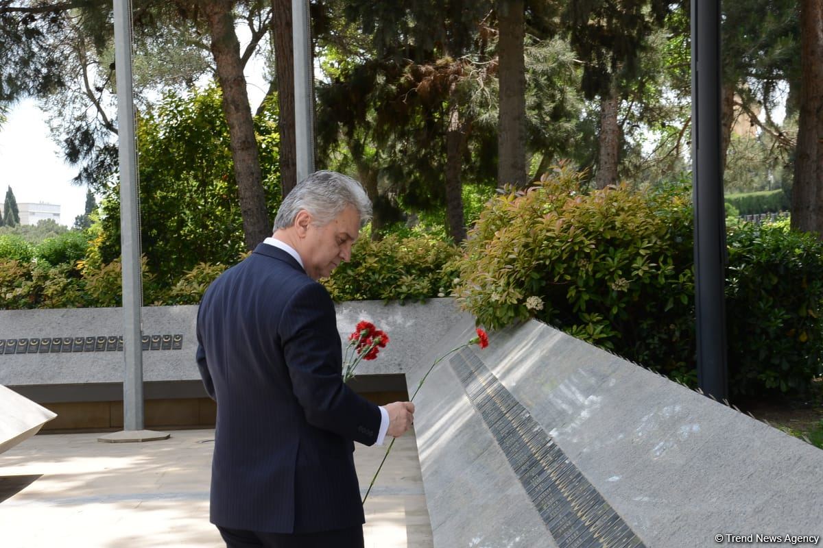 Türkiyə parlamentinin sədri Fəxri xiyabanı və Şəhidlər xiyabanını ziyarət edib (FOTO)