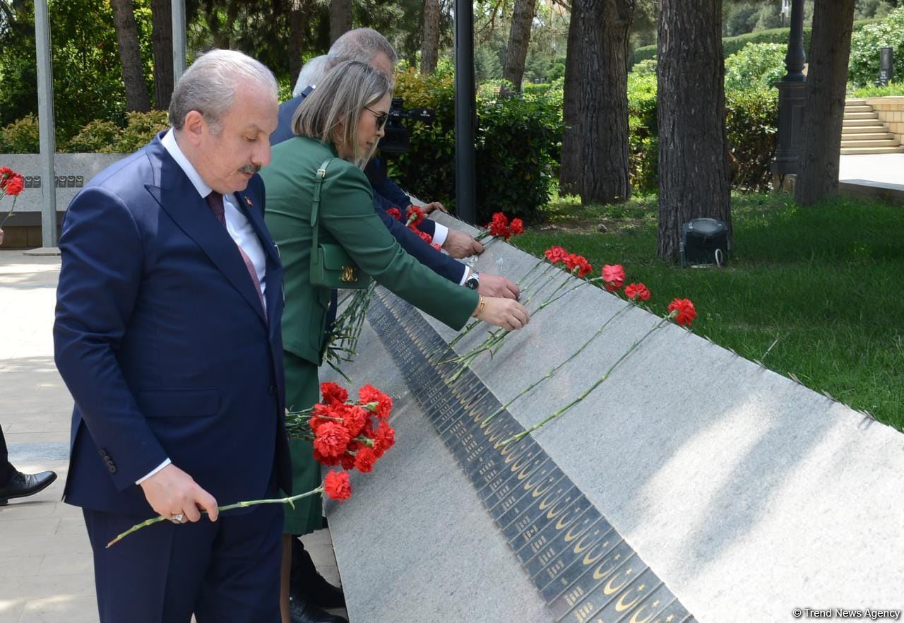 Türkiyə parlamentinin sədri Fəxri xiyabanı və Şəhidlər xiyabanını ziyarət edib (FOTO)