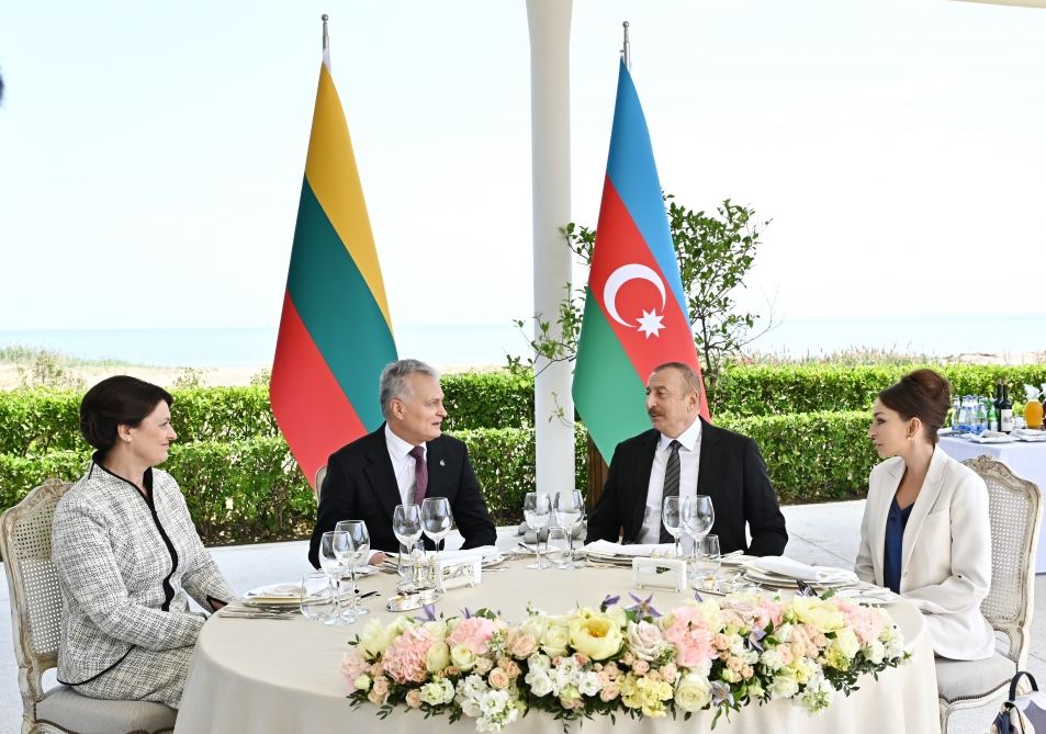 Prezident İlham Əliyev və birinci xanım Mehriban Əliyevanın adından Prezident Gitanas Nauseda və birinci xanım Diana Nausedienenin şərəfinə rəsmi ziyafət verilib (FOTO/VİDEO))