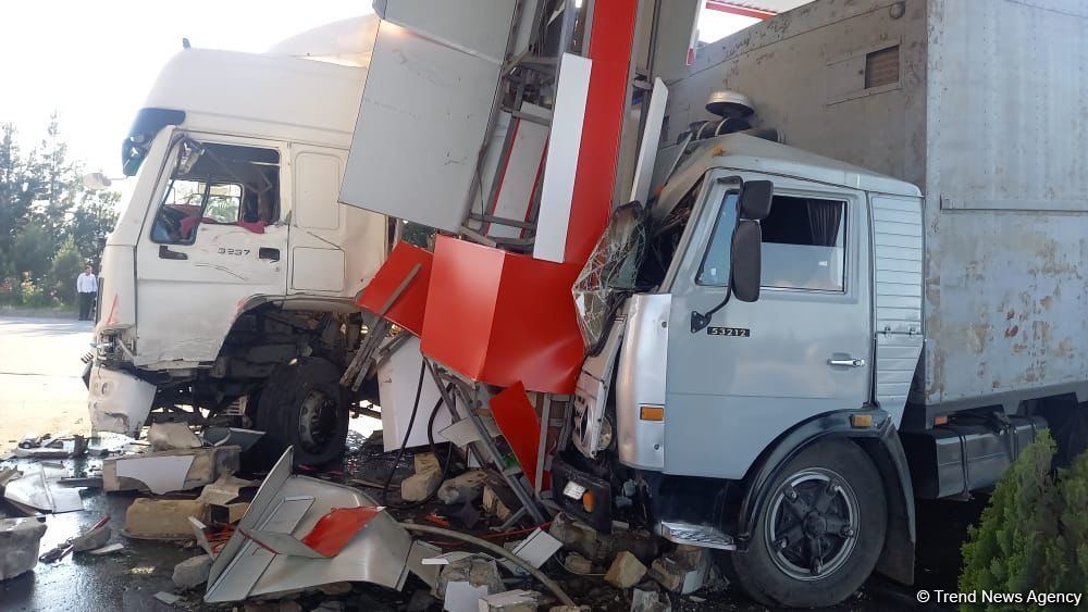 Bərdədə yük avtomobilləri yanacaq doldurma məntəqəsinə çırpılıb, xəsarət alanlar var (FOTO)