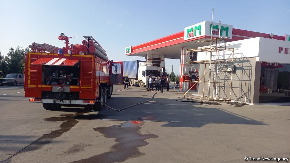 Bərdədə yük avtomobilləri yanacaq doldurma məntəqəsinə çırpılıb, xəsarət alanlar var (FOTO)