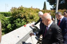 Vahid Kirişci Şəhidlər xiyabanını və Bakı Türk şəhidliyini ziyarət edib (FOTO)