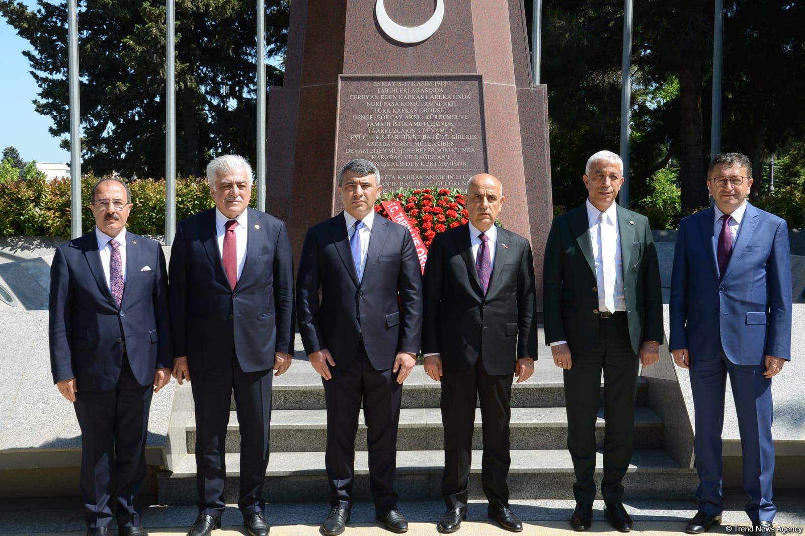 Vahid Kirişci Şəhidlər xiyabanını və Bakı Türk şəhidliyini ziyarət edib (FOTO)