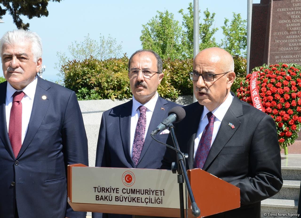 Vahid Kirişci Şəhidlər xiyabanını və Bakı Türk şəhidliyini ziyarət edib (FOTO)