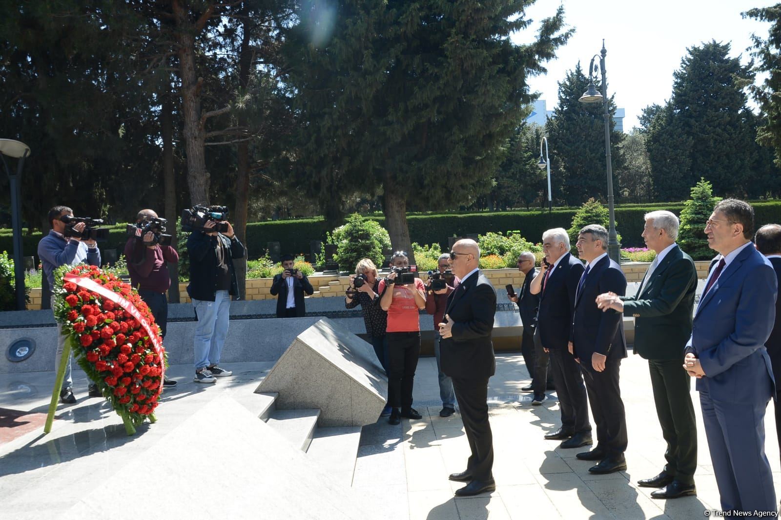 Vahid Kirişci Şəhidlər xiyabanını və Bakı Türk şəhidliyini ziyarət edib (FOTO)