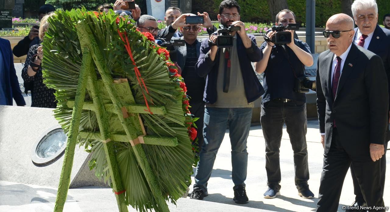 Vahid Kirişci Şəhidlər xiyabanını və Bakı Türk şəhidliyini ziyarət edib (FOTO)