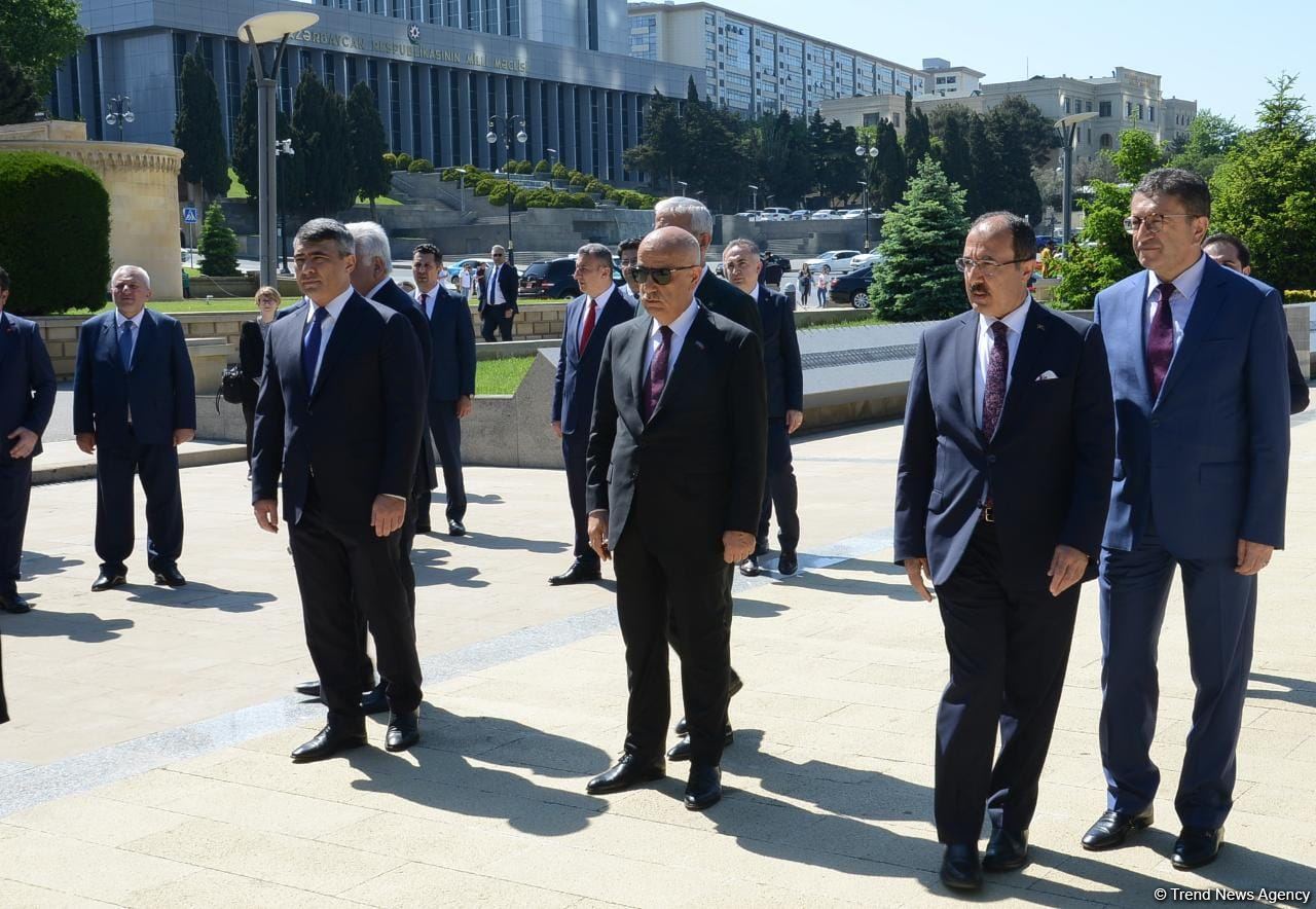Vahid Kirişci Şəhidlər xiyabanını və Bakı Türk şəhidliyini ziyarət edib (FOTO)