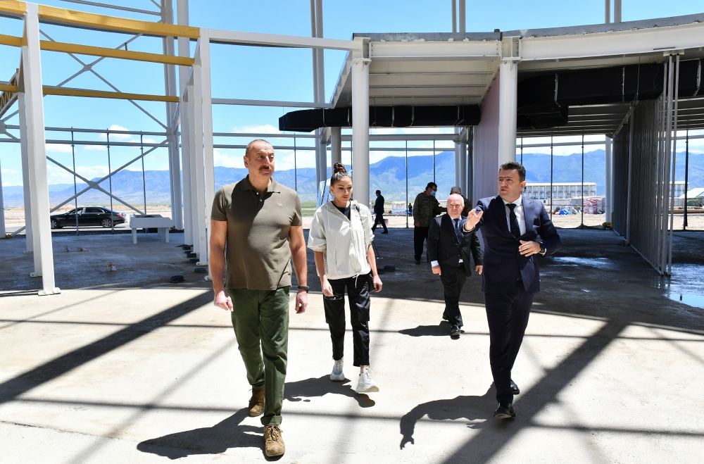 Prezident İlham Əliyev və Birinci xanım Mehriban Əliyeva Zəngilan Beynəlxalq Hava Limanının tikinti işləri ilə tanış olublar (YENİLƏNİB) (FOTO/VİDEO)