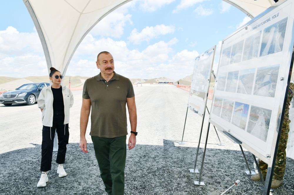 Prezident İlham Əliyev və Birinci xanım Mehriban Əliyeva Horadiz-Cəbrayıl-Zəngilan-Ağbənd avtomobil yolunun tikintisi ilə tanış olublar (YENİLƏNİB) (FOTO/VİDEO)
