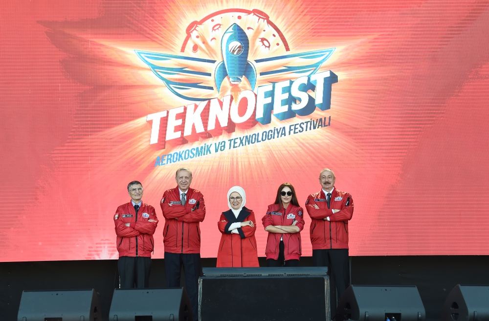 Prezidentlər İlham Əliyev, Rəcəb Tayyib Ərdoğan və Birinci xanımlar Mehriban Əliyeva, Əminə Ərdoğan “TEKNOFEST Azərbaycan”da xatirə fotosu çəkdirib