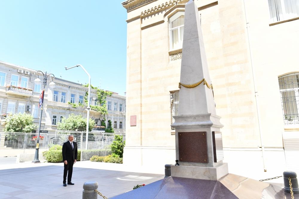Prezident İlham Əliyev Azərbaycan Xalq Cümhuriyyətinin şərəfinə ucaldılmış abidəni ziyarət edib (FOTO/VİDEO) (YENİLƏNİB)