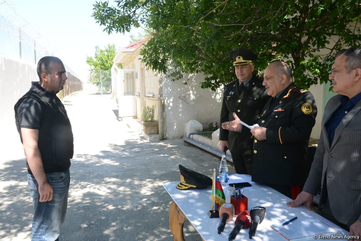 12 saylı cəzaçəkmə müəssisəsində bir məhkum azadlığa buraxılıb (FOTO)