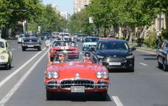 Paytaxtın mərkəzi küçələrində klassik avtomobillərin yürüşü keçirilib (FOTO/VİDEO)