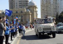Paytaxtın mərkəzi küçələrində klassik avtomobillərin yürüşü keçirilib (FOTO/VİDEO)
