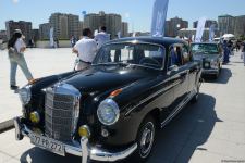 Paytaxtın mərkəzi küçələrində klassik avtomobillərin yürüşü keçirilib (FOTO/VİDEO)