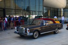 Paytaxtın mərkəzi küçələrində klassik avtomobillərin yürüşü keçirilib (FOTO/VİDEO)